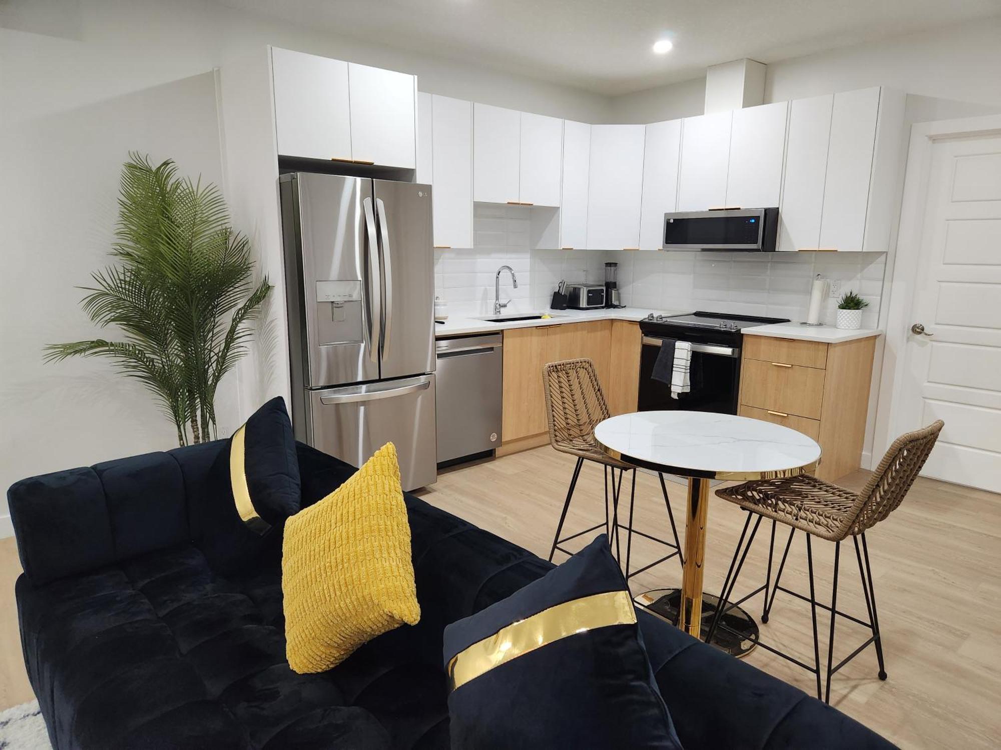 Brand New Deluxe 2 Bedroom Suite With Ac & Den YYC Exterior foto